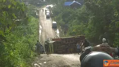 Citizen6, Samarinda: Truk pengangkut kelapa sawit terguling di Desa Sebulu, Kutai Kartanegara, Jumat (30/4). (Pengirim: One Reload)