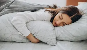 Kepribadian Orang Suka Peluk Guling Saat Tidur, Benarkah Punya Sifat Tertentu?