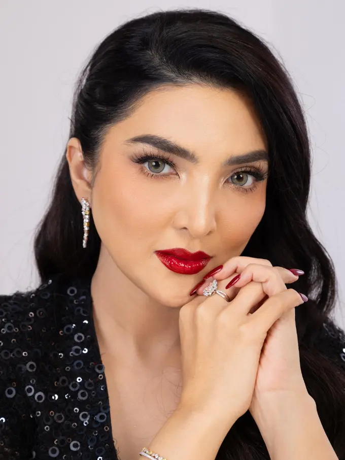 Gaya Stunning Glamor Ashanty Kenakan Perhiasan Berlian