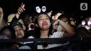 Ketika lagu Sebatas Teman dinyanyikan, penonton pun semakin larut dalam alunan musik khas Guyon Waton.