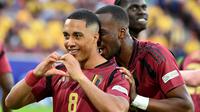 Gelandang Timnas Belgia, Youri Tielemans, merayakan gol yang dicetaknya ke gawang Rumania dalam laga Grup E Euro 2024 di Cologne Stadium, Minggu (23/6/2024) dini hari WIB. Belgia menang 2-0 atas Rumania dalam pertandingan ini. (Alberto PIZZOLI / AFP)