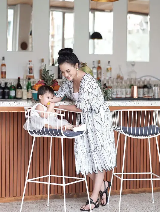 “Masih banyak yang perlu dibenahi. Benerin diri sendiri, keluarga, fokus ke anak, bekerja. Aku fokus itu dulu,” kata Ririn. (Instagram/ririnekawati)