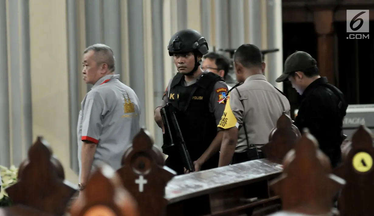 Tim Gegana dan K9 Polda Metro Jaya melakukan penyisiran jelang Misa Natal di Gereja Katedral, Jakarta, Senin (24/12). Sterilisasi di luar dan dalam gereja tersebut untuk menjaga keamanan saat Misa Natal. (Merdeka.com/Iqbal Nugroho)