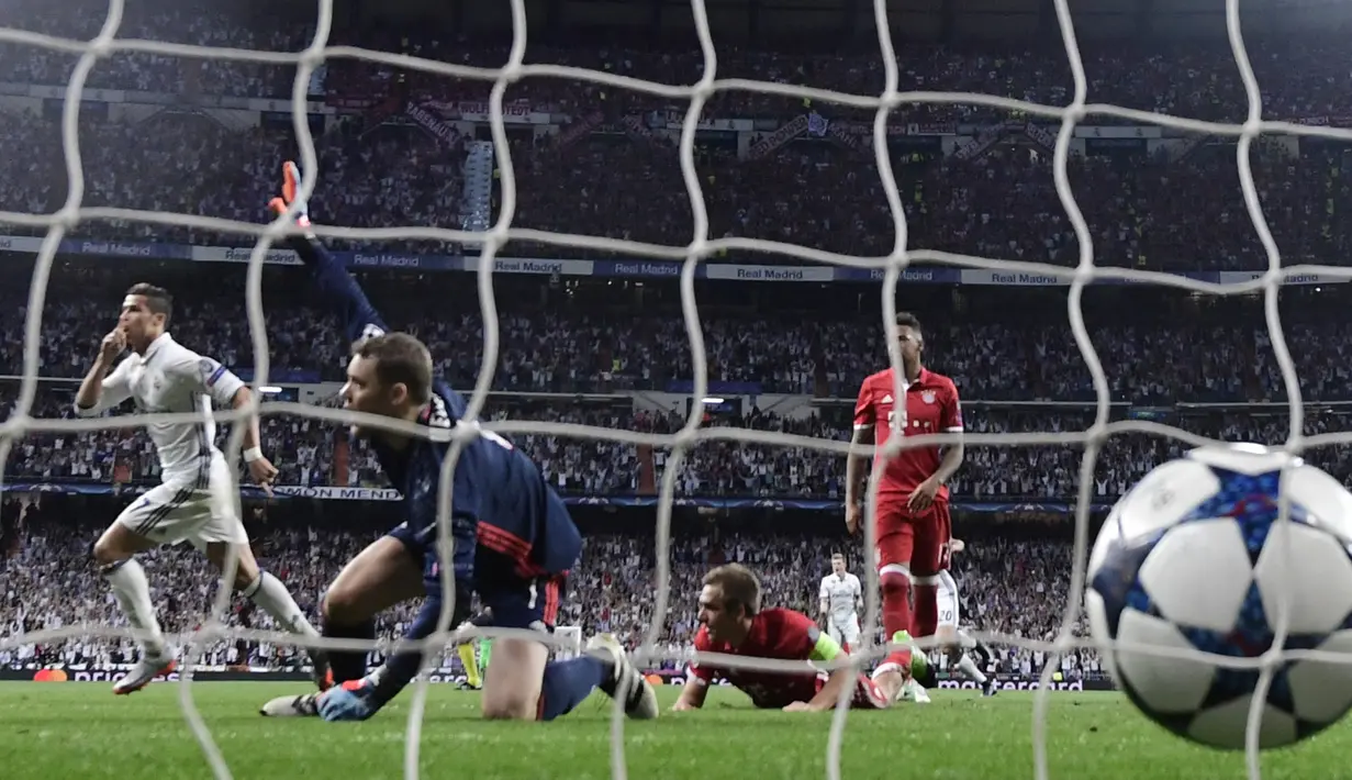 Cristiano Ronaldo. Striker Portugal berusia 37 tahun yang kini memasuki musim pertama di periode kedua bersama MU ini mampu mencetak 10 gol ke gawang Manuel Neuer dari total 9 laga di level klub maupun Timnas. Di level klub, 9 gol dicetak bersama Real Madrid. (AFP/Javier Soriano)