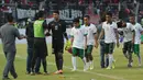 Sejumlah pemain timnas Indonesia U-23 bersalaman usai berlaga kontra Korea Selatan di kualifikasi grup H Piala Asia 2016 di Stadion GBK Jakarta, Selasa (31/3/2015). Timnas Indonesia U-23 kalah 0-4 dari Korea Selatan. (Liputan6.com/Helmi Fithriansyah)