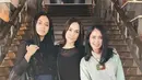 Berfoto bersama Ayushita, Adinia dan Sara tampil serba hitam. Sara mengenakan dress hitam, sedangkan Adinia mengenakan atasan lengan panjang dipadu kain khas nusantaranya.  (@sarawijayanto)