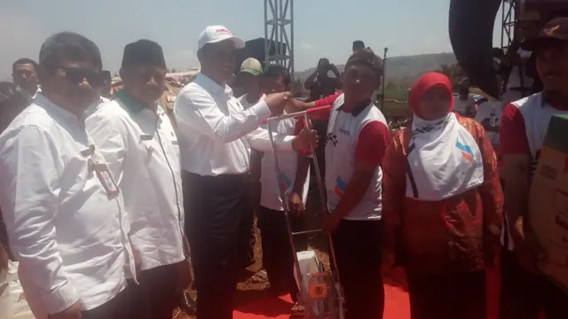 Menteri Pertanian Amran Sulaiman memberikan bantuan alat pertanian di Agro Camp Garut