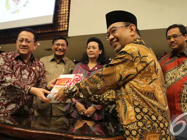 Ketua DPD Irman Gusman menerima laporan hasil Ikhtisar semester I tahun 2014 Ketua BPK Ketua BPK Harry Azhar Aziz, Jakarta, Jumat (5/12/2014). (Liputan6/Andrian M Tunay) 