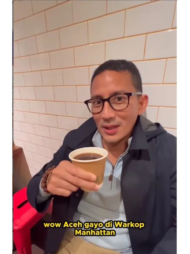 6 Potret Sandiaga Uno Jajal Warkop Viral di New York, Sedia Menu Ala Indonesia