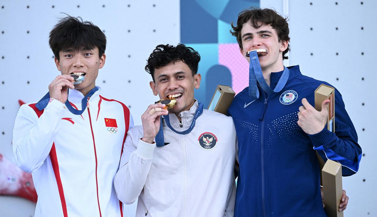<p>Atlet panjat tebing Indonesia, Veddriq Leonardo (tengah) berfoto bersama dengan wakil China, Wu Peng (kiri) dan wakil Amerika Serikat, Sam Watson di atas podium cabang olahraga panjat tebing nomor speed Olimpiade Paris 2024 di Le Bourget Sport Climbing Venue, Paris, Prancis, Kamis (08/08/2024). (AFP/Jonathan Nackstrand)</p>