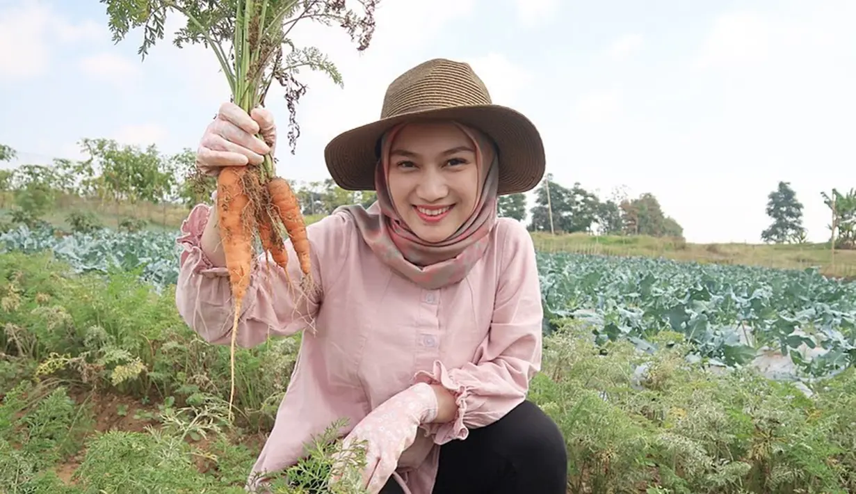 Setelah Lesti didapuk jadi Duta Petani Milenial, salah satu unggahan di X (dulunya Twitter) menjadi sorotan warganet. Netizen pun kemudian membenarkan isi dari unggahan tersebut dan menambahkan pencapaian apa saja yang pernah ditorehkan Melody di bidang pertanian. Selain merupakan lulusan Fakultas Pertanian, Unpad, Melody terpilih jadi Duta Pangan dan Pertanian ASEAN – Jepang. (Liputan6.com/IG/@melodylaksani92)