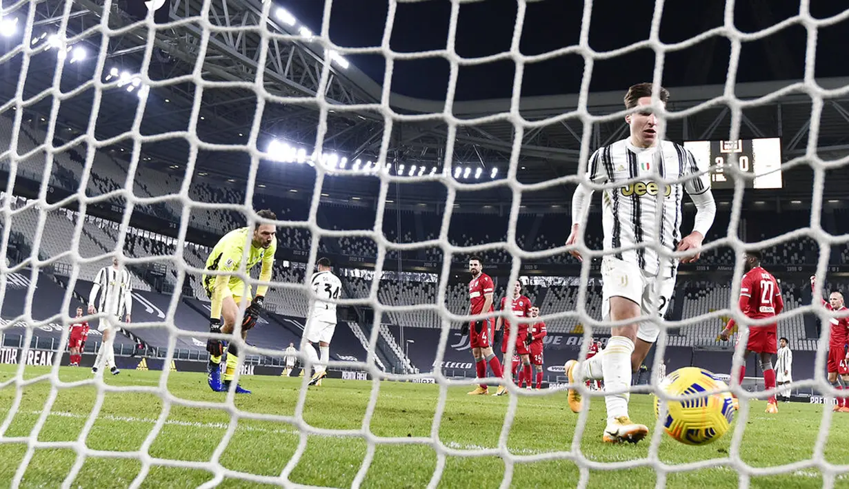 Pemain Juventus Federico Chiesa (kanan) mencetak gol ke gawang SPAL pada pertandingan perempat final Coppa Italia di Allianz Stadium, Turin, Italia, Rabu (27/1/2021). Juventus meraih tiket semifinal Coppa Italia usai membantai SPAL 4-0. (Fabio Ferrari/LaPresse via AP)