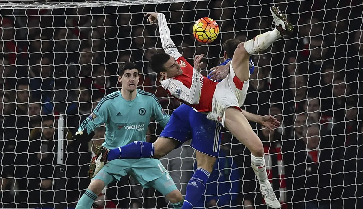 Pemain Arsenal, Laurent Koscielny, berebut bola dengan pemain Chelsea, Branislav Ivanovic, di depan gawang Chelsea dalam laga Liga Inggris di Stadion Emirates, London, (24/1/2016). (AFP/Ben Stansall)