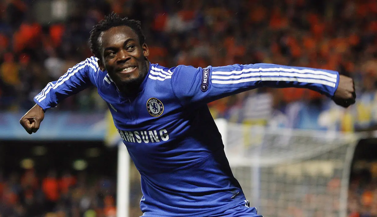 Gelandang Chelsea, Michael Essien, merayakan gol yang dicetaknya ke gawang Apoel Nicosia. Pria asal Ghana tersebut kini akan memulai lembaran baru dengan bergabung bersama klub raksasa Indonesia, Persib Bandung. (AFP/Glyn Kirk)