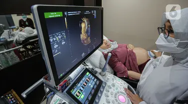 Dokter spesialis kebidanan dan kandungan memeriksa janin ibu hamil dengan peralatan Ultrasonografi (USG) di RSIA Tambak, Jakarta, Selasa (22/8/2023). Pemerintah mengajak masyarakat terutama ibu hamil melakukan pemeriksaan kehamilan secara rutin untuk mecegah stunting sebagai upaya  penurunan stunting secara nasional di tahun 2024 sebesar 14 persen. (Liputan6.com/Faizal Fanani)