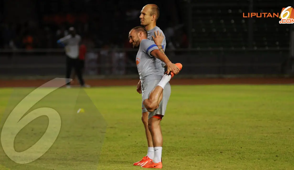 Arjen Robben dan Wesley Sneidjer terlihat begitu akrab dalam sesi latihan terbuka yang digelar di Stadion Gelora Bung Karno pada Kamis 6 Juni 2013 (Liputan6.com/ Helmi Fithriansyah.)