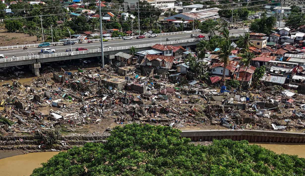 Foto udara menunjukkan rumah-rumah yang rusak akibat terjangan Topan Kalmaegi di Talisay, Provinsi Cebu, Filipina, pada Rabu 5 November 2025. Sebagian besar korban tewas akibat banjir besar yang menyapu permukiman, menyeret puluhan kendaraan, dan memaksa warga berlindung di atap rumah mereka. (Jam STA ROSA/AFP)