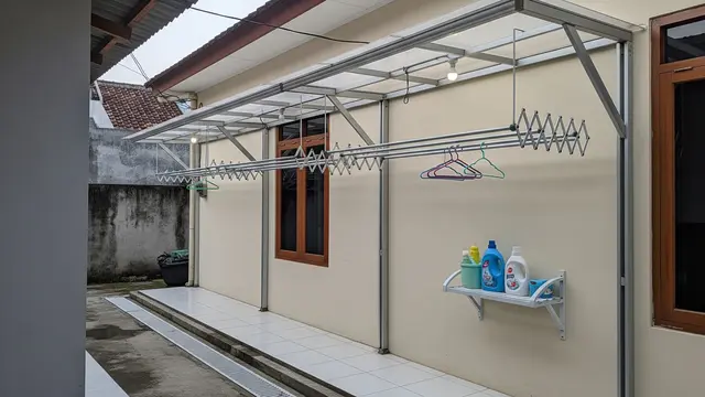 Contoh Gambar Jemuran Belakang Rumah Type 36 dengan Atap Transparan yang Adem