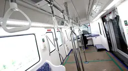 Tampilan interior kereta tanpa awak Skytrain saat berada di jalur lintasan di Bandara Soekarno-Hatta, Tangerang, Selasa (15/8). Masing-masing gerbong dalam Skytrain ini berkapasitas 176 penumpang. (Liputan6.com/Helmi Afandi)