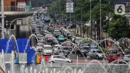 Pemerintah Provinsi (Pemprov) Daerah Khusus Jakarta masih melakukan kajian terkait penerapan kebijakan pembatasan usia kendaraan bermotor milik perseorangan. (Liputan6.com/Angga Yuniar)