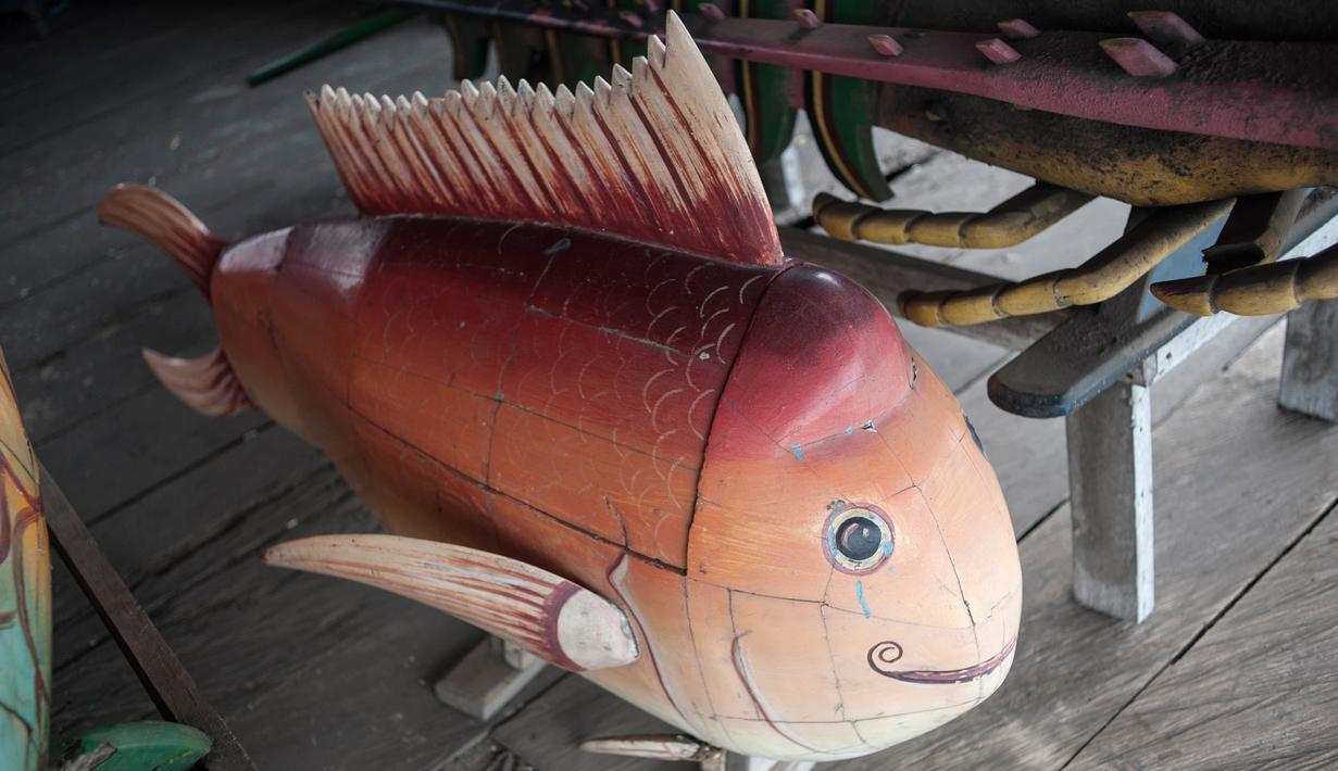 Sebuah peti mati berbentuk ikan di Accra, Ghana (10/10). Peti mati ini melambangkan kehidupan orang yang memakainya, misalnya seorang nelayan, maka peti matinya berupa perahu atau ikan-ikan yang pernah ditangkapnya. (AFP Photo/Stefan Heunis)