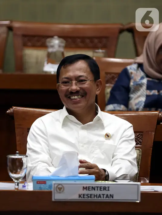 Menteri Kesehatan Terawan Agus Putranto tertawa saat rapat dengar pendapat dengan Komisi IX DPR di Kompleks Parlemen, Jakarta, Selasa (5/11/2019). Rapat membahas polemik kenaikan iuran BPJS Kesehatan. (Liputan6.com/JohanTallo)