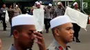 Personel Brimob yang tergabung dalam Pasukan Dzikir Asmaul Husna mengenakan sorban usai menjalankan salat di depan Gedung MPR/DPR, Senayan, Jakarta, Selasa (24/10). (Liputan6.com/JohanTallo)