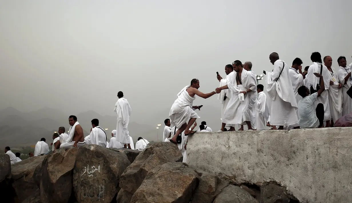 Peziarah Muslim berdoa di Jabal Rahmah dekat tepi Arafah saat ibadah haji, Arab Saudi (22/9/2015). Jabal Rahmah diyakini umat Muslim, sebagai tempat pertemuan antara Adam dan Hawa. (REUTERS / Ahmad Masood)
