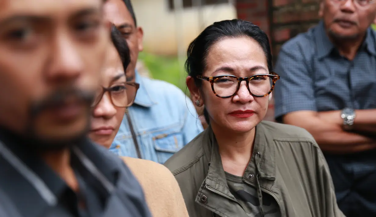 Cica Koeswoyo putri Nomo Koeswoyo juga memberikan keterangan terkait meninggalnya Yon Koeswoyo. (Adrian Putra/Bintang.com)