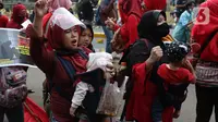 Seorang anak digendong terlihat dalam aksi unjuk rasa menolak UU Omnibus Law Cipta Kerja di Kawasan Patung Kuda, Jakarta, Jumat (16/10/2020). Meski sudah ada imbauan untuk tidak membawa anak-anak dalam aksi unjuk rasa namun sejumlah orang tua tetap menyertakan. (Liputan6.com/Helmi Fithriansyah)