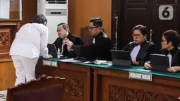 Terdakwa Putri Candrawathi berbincang dengan kuasa hukum usai menjalani sidang lanjutan dalam kasus pembunuhan Brigadir Yosua Hutabarat dengan agenda sidang pembacaan tuntutan oleh Jaksa Penuntut Umum di Pengadilan Negeri Jakarta Selatan, Rabu (18/1/2023). Putri dinilai terbukti melanggar Pasal 340 juncto Pasal 55 ayat (1) ke-1 Kitab Undang-undang Hukum Pidana (KUHP). (Liputan6.com/Johan Tallo)