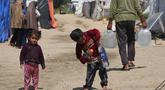 Anak-anak mengambil air minum di kamp pengungsi Bureij, Jalur Gaza Tengah pada 28 April 2026. Krisis air bersih masih menjadi salah satu bencana kemanusiaan paling serius di Gaza. (Eyad Baba/AFP)