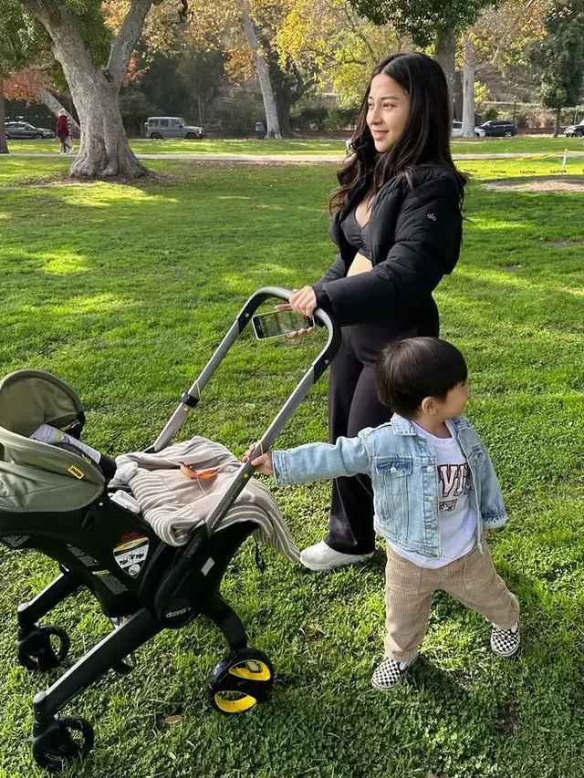 Nikita Willy saat Dorong Stroller Putra Ke-2 di Hari Pertama Tahun 2025. [@yorafebrina]