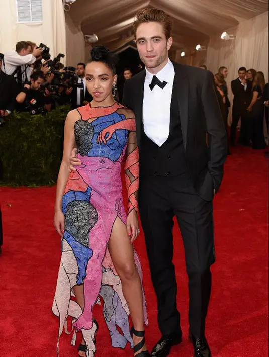 Pasangan kekasih Pattinson dan FKA Twigs terlihat sedang berlari kecil mendaki sebuah perbukitan. Tidak hanya berdua, namun mereka juga mengajak anjing peliharaan mereka di hilly trail di Malibu pada 9 Mei 2017 lalu. (AFP/Bintang.com)