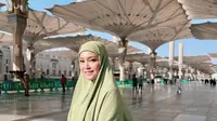 Merayakan ulang tahun pernikahan ke-5, Maia Estianty dan Irwan Mussry terbang ke Tanah Suci untuk umrah. Ia bersyukur bisa bertamu ke rumah Allah. (Foto: Dok. Instagram @maiaestiantyreal)