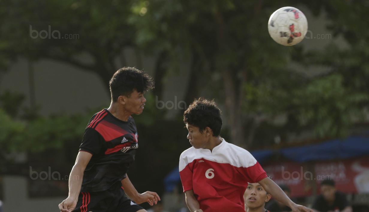 Pemain STIMED Nusa Palapa duel udara dengan pemain STKIP Mega Resky pada laga final Torabika Campus Cup 2017 di Stadion UNM, Makassar, Kamis, (19/10/2017). STIMED Nusa Palapa menang adu penalti atas STKIP Mega Resky. (Bola.com/M Iqbal Ichsan)