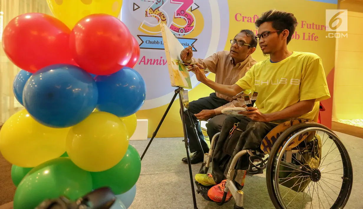 Presiden Direktur Chubb Life Bimal Balasingham (kanan) melukis bersama penyandang disabilitas yang tergabung dalam ThisAble pada acara Craft your Future with Chubb pada Senin (20/5/2019). Kegiatan ini sebagai bentuk perhatian dan dukungan pada sesama. (Liputan6.com/Fery Pradolo)