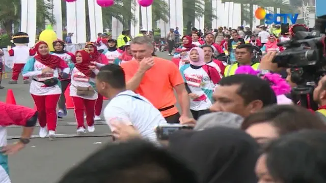 Memperingati Hari Kartini, ribuan warga berkumpul untuk berlari bersama di Monas, Jakarta Pusat.