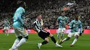 Pemain Newcastle United Sean Longstaff (tengah) bereaksi setelah menendang dan mencetak gol ke gawang Southampton pada pertandingan sepak bola semifinal Piala Liga Inggris di Stadion St James's Park, Newcastle, Inggris, 31 Januari 2023. Newcastle United mengalahkan Southampton dengan skor 2-1 dan berhasil melenggang ke final Piala Liga Inggris. (Paul ELLIS/AFP)