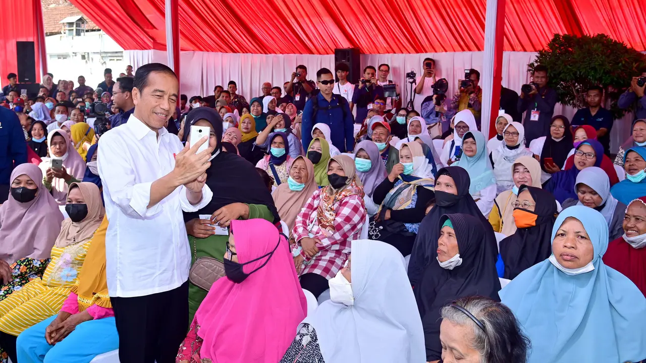 Jokowi Serahkan BLT El Nino