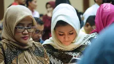 Istri Setya Novanto, Deisti Astriani Tagor (kanan) menunggu lanjutan sidang perdana kasus dugaan korupsi E-KTP di Pengadilan Tipikor, Jakarta, Rabu (13/12). Sidang diskors untuk pemeriksaan kesehatan Setya Novanto. (Liputan6.com/Helmi Fithriansyah)