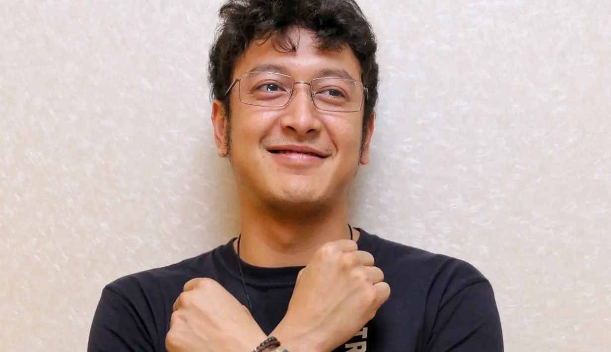 Dalam film London Love Story 2, Dimas Anggara memerankan tokoh Dave. Komitmen kisah cinta yang dibangun bersama Michelle Ziudith sedikit terggangu dengan kehadiran Rizky Nazar. (Nurwahyunan/Bintang.com)