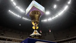 Trofi Piala Dunia Basket atau sering disebut Naismith Trophy saat dipajang pada peresmian Indonesia Arena pada Senin (07/08/2023) di Senayan, Jakarta. (Bola.com/Bagaskara Lazuardi)
