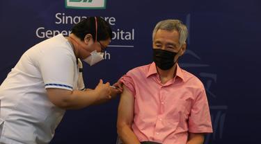PM Singapura Lee Hsien Loong menerima booster vaksin COVID-19 pada Jumat (17/9/2021) di Singapore General Hospital.