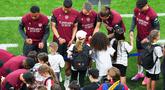 Pemain Arsenal melayani permintaan tanda tangan para fans cilik saat sesi latihan jelang hadapi PSG di final Liga Champions di Puskas Arena, Budapest, Hungaria, Jumat (29/5/2026). (AP Photo/Vadim Ghirda)