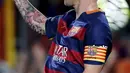 Penyerang Barcelona, Lionel Messi (tengah) melakukan selebrasi usai mencetak gol ke gawang Levante Pada lanjutan Liga Spanyol di stadion Camp Nou, Senin (21/9/2015). Barcelona menang telak atas Levante dengan skor 4-1. (REUTERS/Susana Vera)
