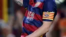 Penyerang Barcelona, Lionel Messi (tengah) melakukan selebrasi usai mencetak gol ke gawang Levante Pada lanjutan Liga Spanyol di stadion Camp Nou, Senin (21/9/2015). Barcelona menang telak atas Levante dengan skor 4-1. (REUTERS/Susana Vera)