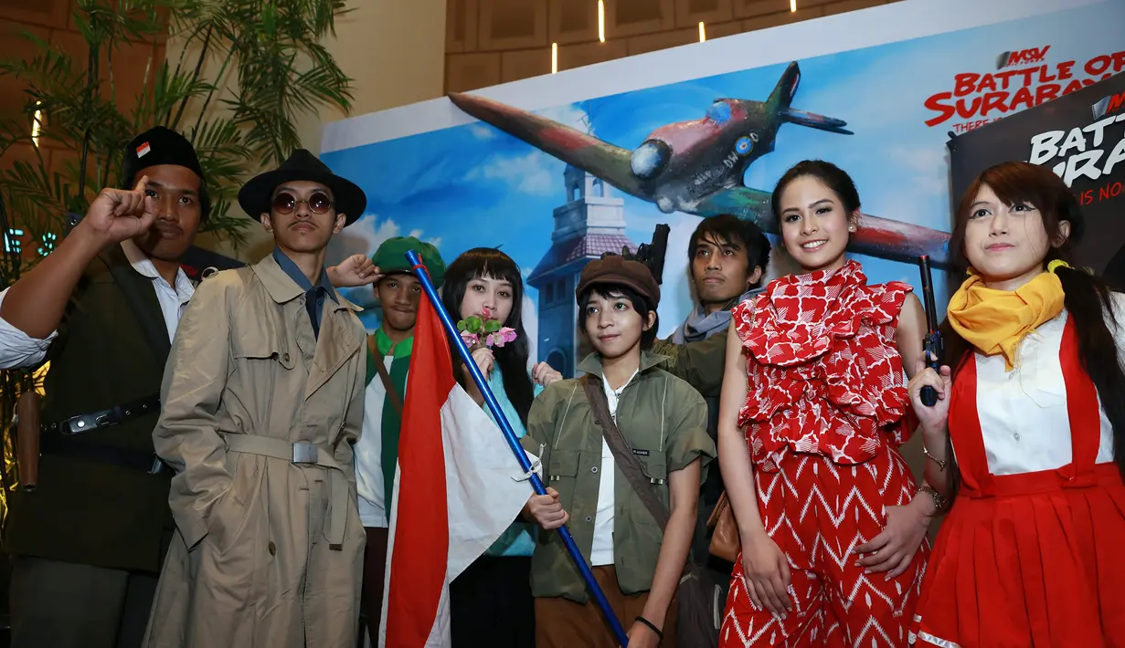 Maudy Ayunda foto bersama tokoh-tokoh film 'BOS', selain tokoh nyata, terdapat tokoh fiktif yang sengaja dibuat untuk memperkuat pesan yang ingin disampaikan. (Wimbarsana Kewas/Bintang.com)