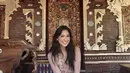 Pesona ayu Yasmin Napper terlihat saat ia pakai kebaya Bali rose gold. Dipadu dengan kain tenun Bali dan obi. [@yasminnapper]