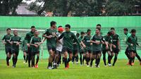Timnas Indonesia U-22 berlatih di Stadion Gajayana, Malang, Jumat (8/2/2019). (Bola.com/Iwan Setiawan)